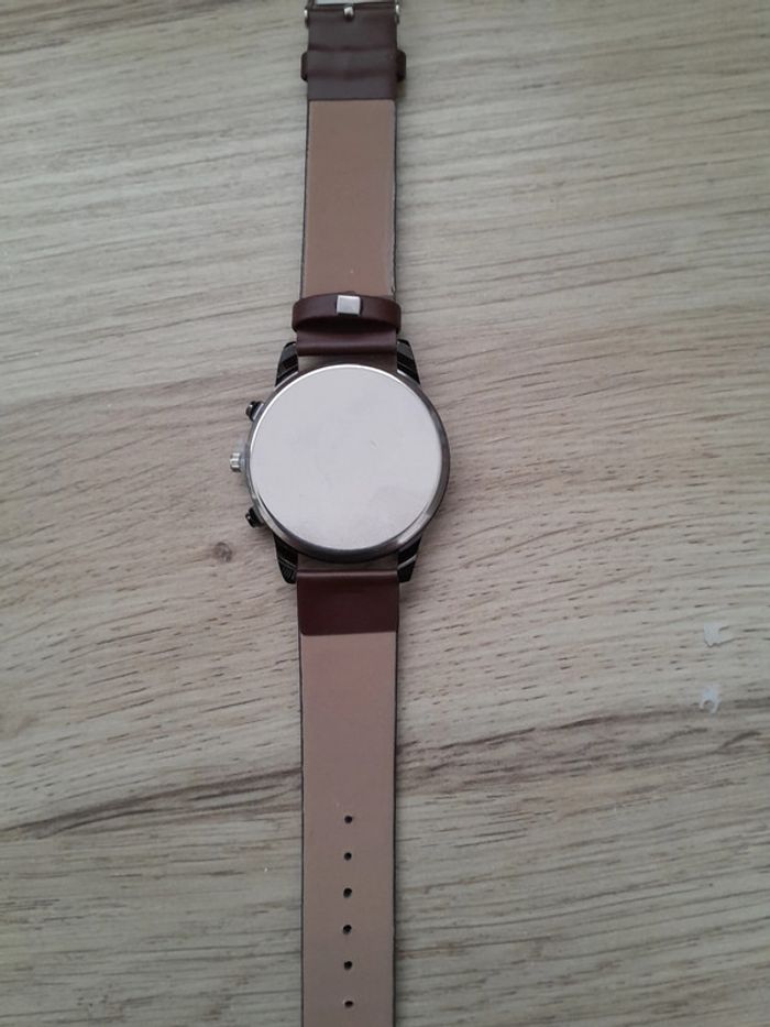 Montre homme noire et argentée, bracelet marron, montre a quartz - photo numéro 8
