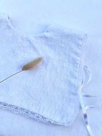 Bavoir plastron en broderie anglaise  taille 3-6 mois