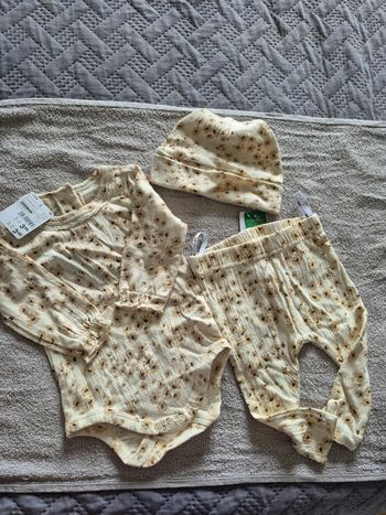 Ensemble body et legging et bonnet Zeeman taille 3 mois
