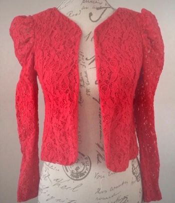 Boléro rouge en dentelle