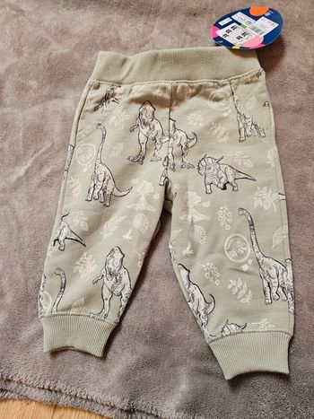 Neuf Pantalon survêtement 9 mois marque baby universal