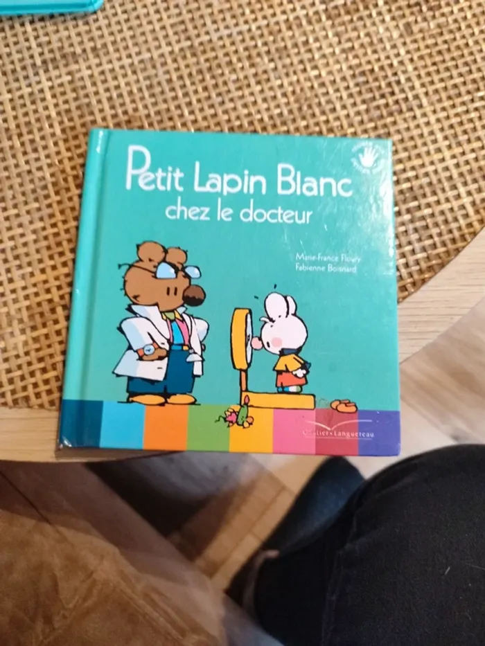 Livre petit lapin blanc