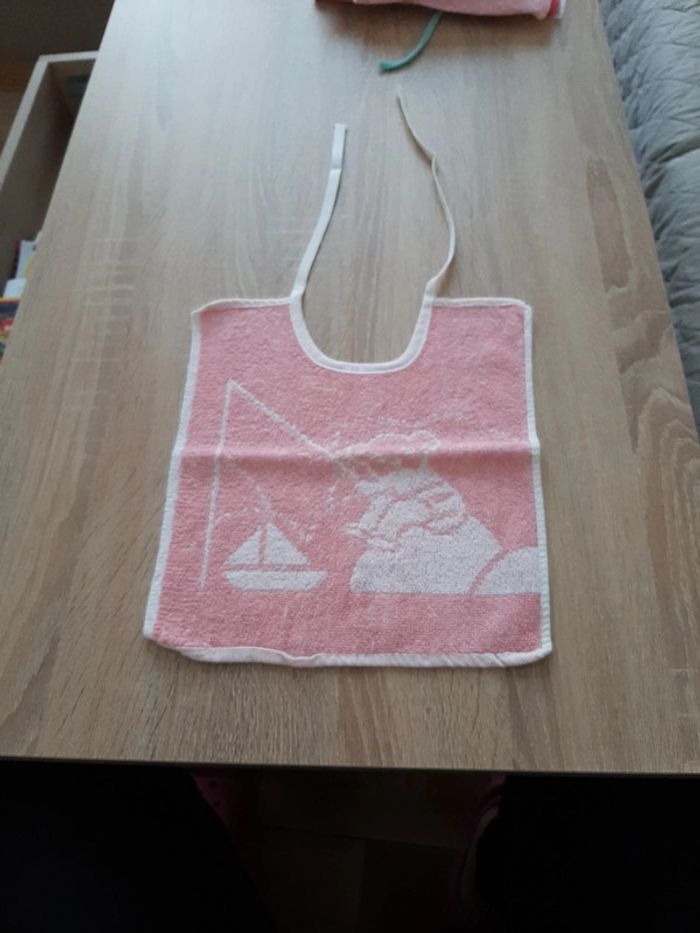 Bavoir rose et blanc neuf