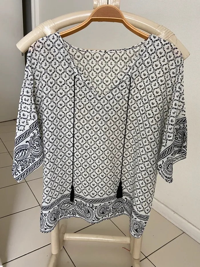 Blouse noire et blanche