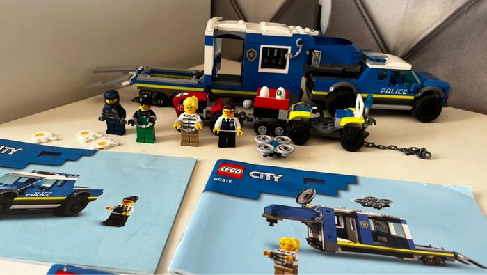 Lego City 60315 le camion de commandement mobile de la police - photo numéro 2