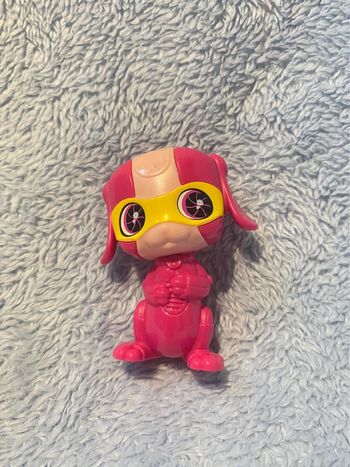 Chien rose Barbie agent secret