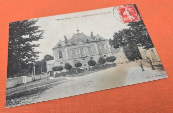 Carte postale ancienne Méréville (Essonne) L' Hôtel de Ville vu du Mail - photo numéro 4
