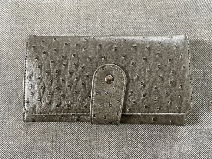 Portefeuille gris en cuir d’autruche