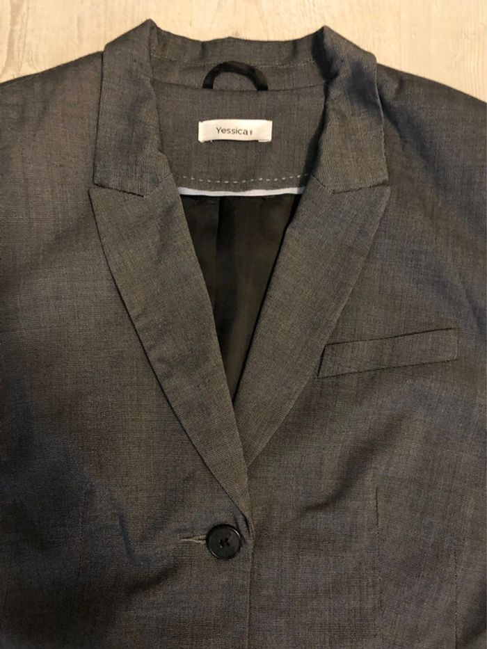 AN92: Tailleur veste/jupe gris effet fines rayures T 46/48 porté 1 fois - photo numéro 16