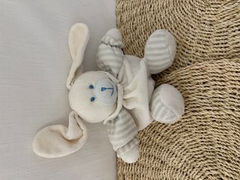 doudou lapin chien ligné gris