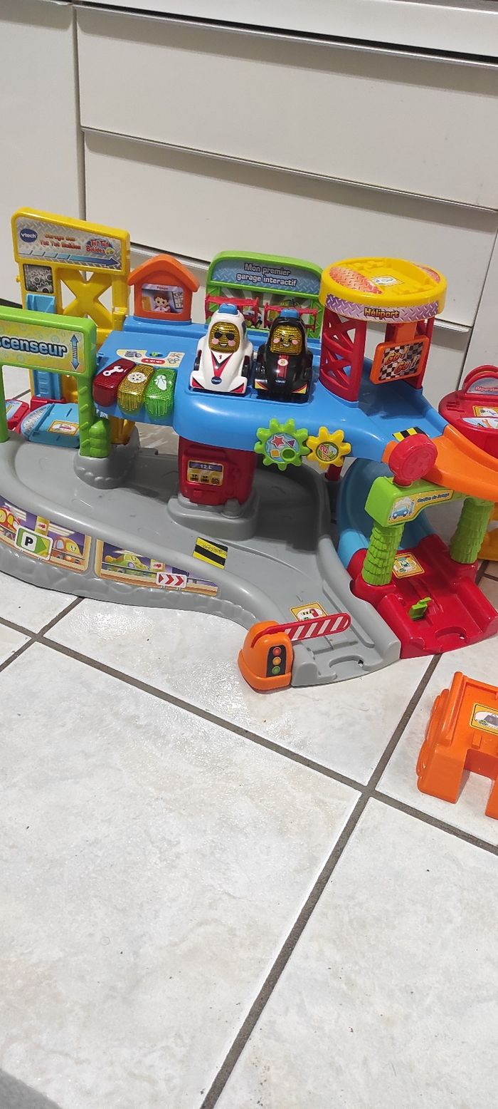 Garage tu tu bolide de vetech Piles neuve - photo numéro 4