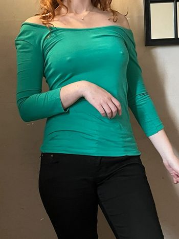 Haut vert épaules dénudées et manches 3/4