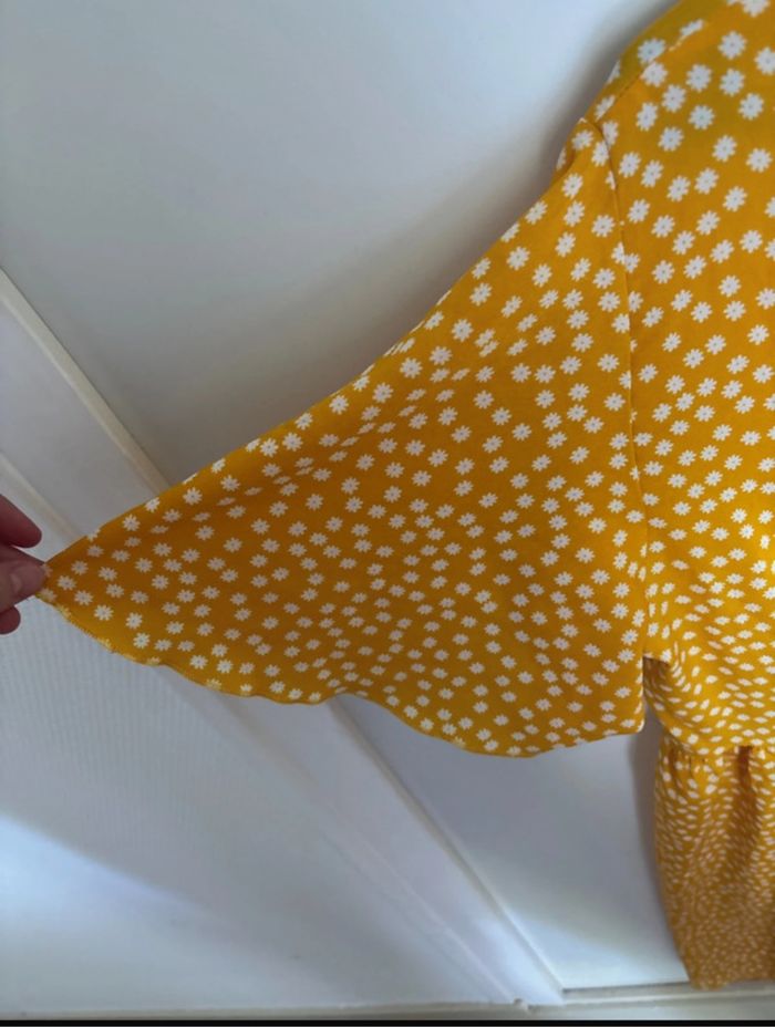 Robe jaune à fleur blanche - photo numéro 3