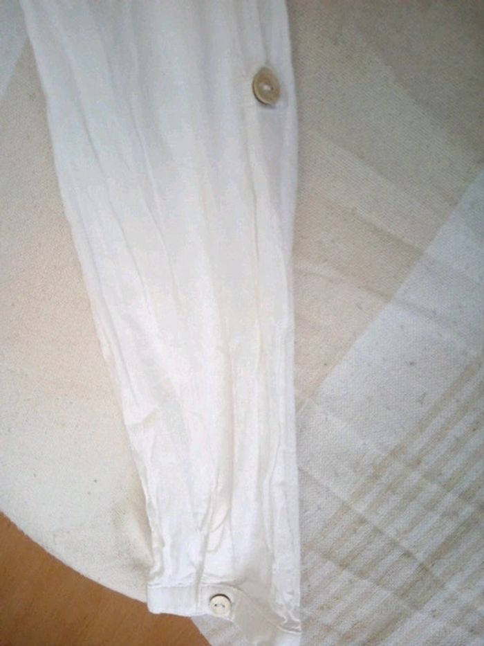 Robe blanche avec bouton en bois - photo numéro 3