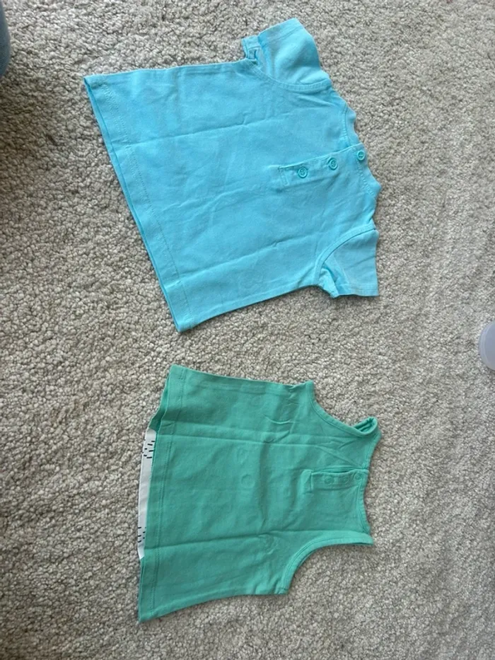 Lot unisexe été : 2 tee-shirts manches courtes - débardeur / marcel - 12 mois - photo numéro 6