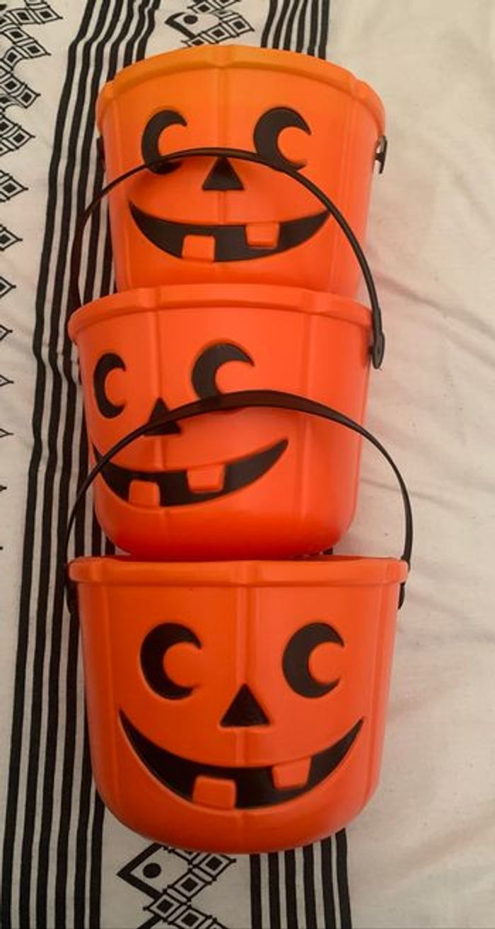 3 seau en plastique orange avec anse/poignet en plastique noir pour Halloween 🎃 identique de 14cm de haut et 20 de diamètre - photo numéro 2