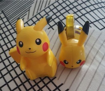 2 figurines pikachu