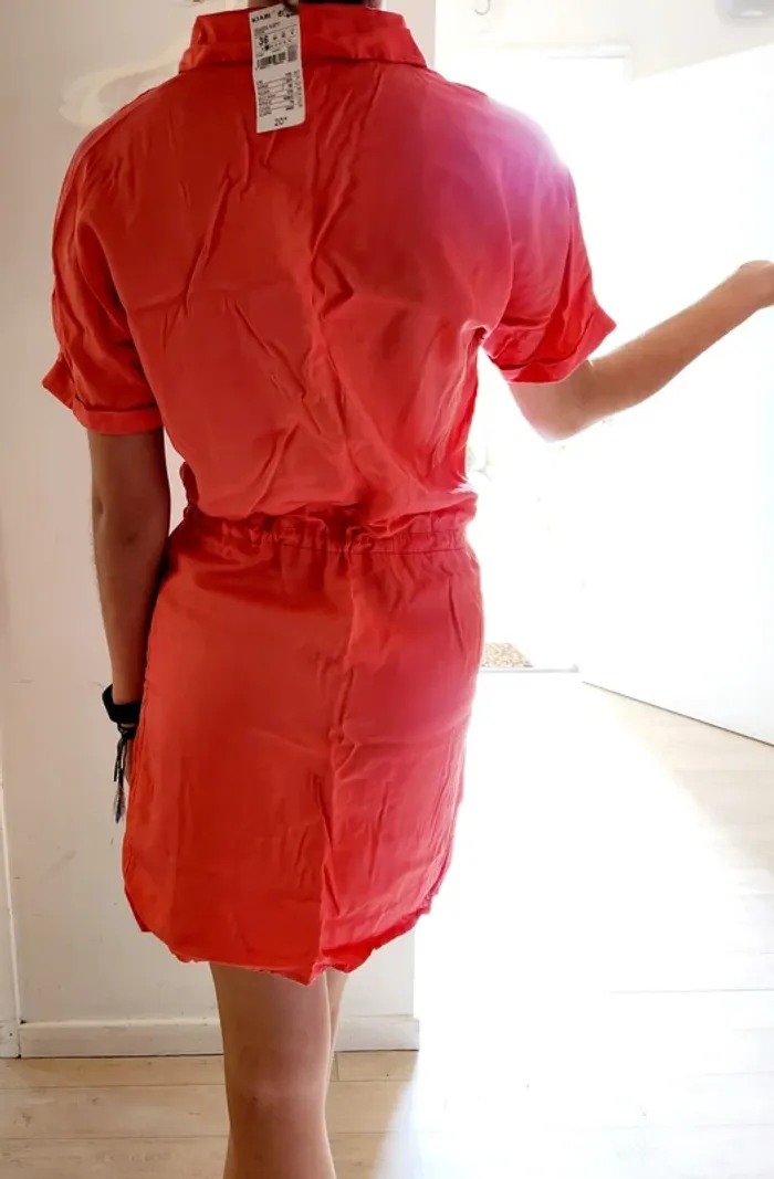 Robe chemise corail légère  Kiabi 36 Neuve avec étiquette - photo numéro 2