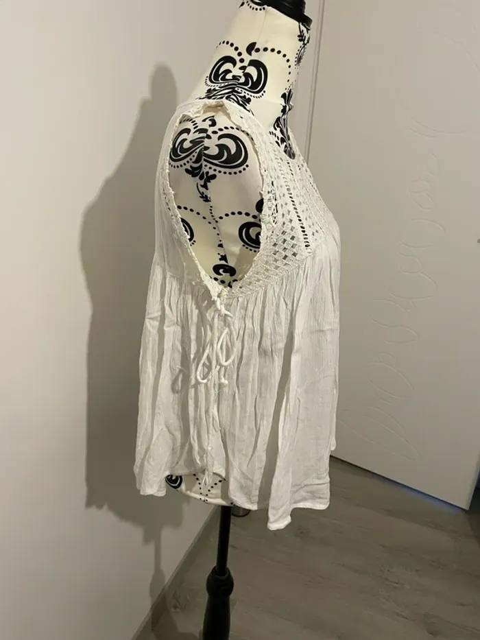 Débardeur blouse sans manche blanc ample crochet dentelle au col noeud coté Mango taille S - photo numéro 5