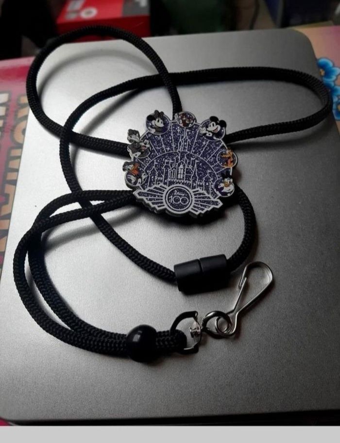 Collier 100 ans disney cast member rare