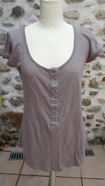 Tee-shirt manches courtes. Boutonnage pression