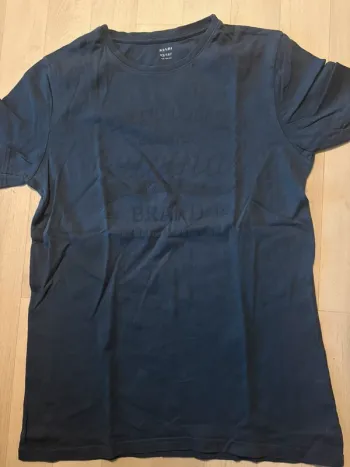 T-shirt Kiabi, bleu foncé manches courtes 14 ans. Très bon état.