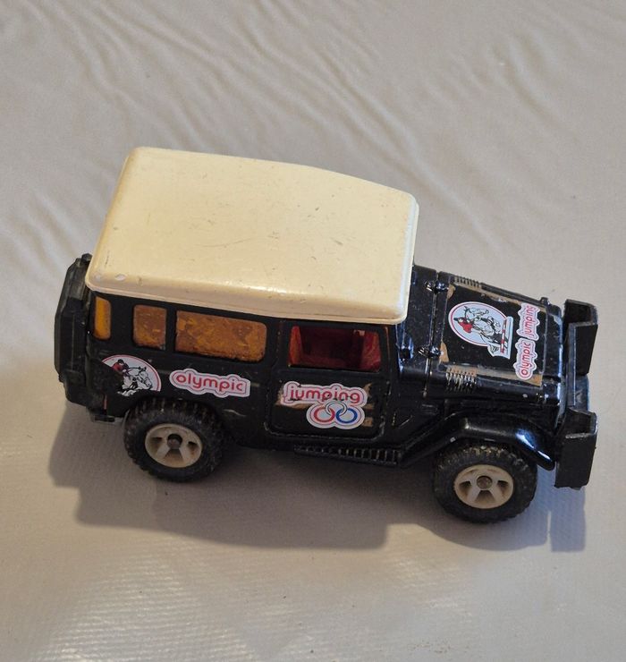 Majorette Toyota 4x4 olympic jumping 1/36 véhicule miniature - photo numéro 3