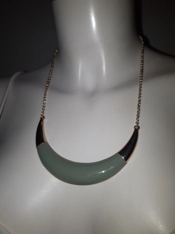 Collier doré et pierre verte