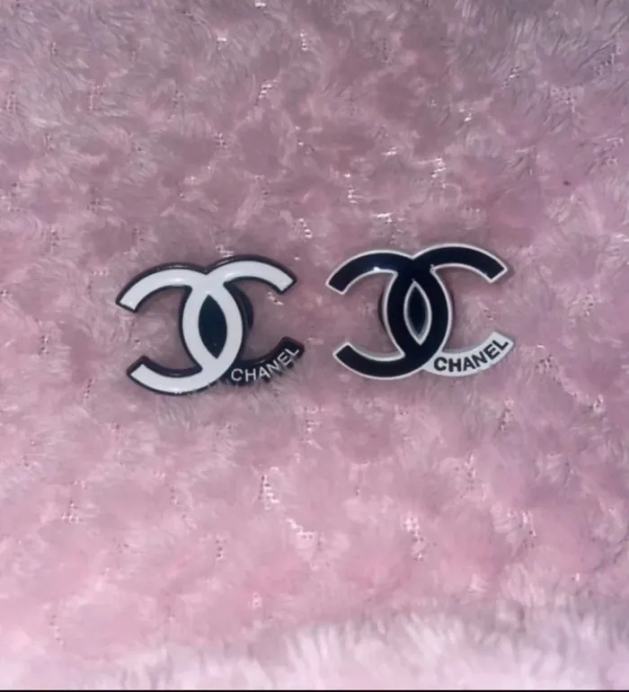 Deux pins crocs de luxe