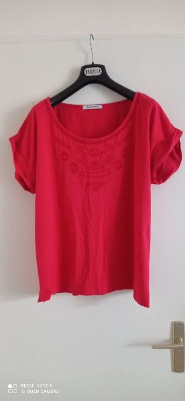 TS manche courte avec broderie sur le devant