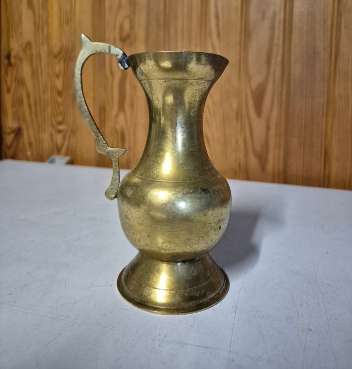 Pichet cruche ancien en laiton décoration