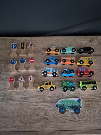 Lot de 13 véhicules et 9 panneaux