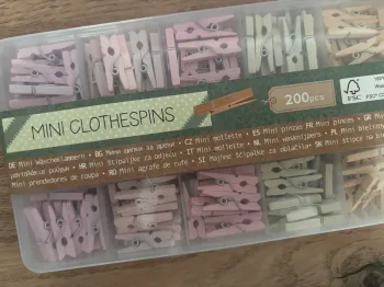 Boîte de 200 minis pinces à linge en bois colorés neuve
