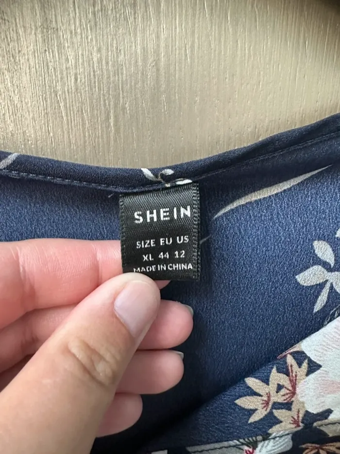 Blouse bleu marine fleuri Shein 44 fluide et légère - photo numéro 3