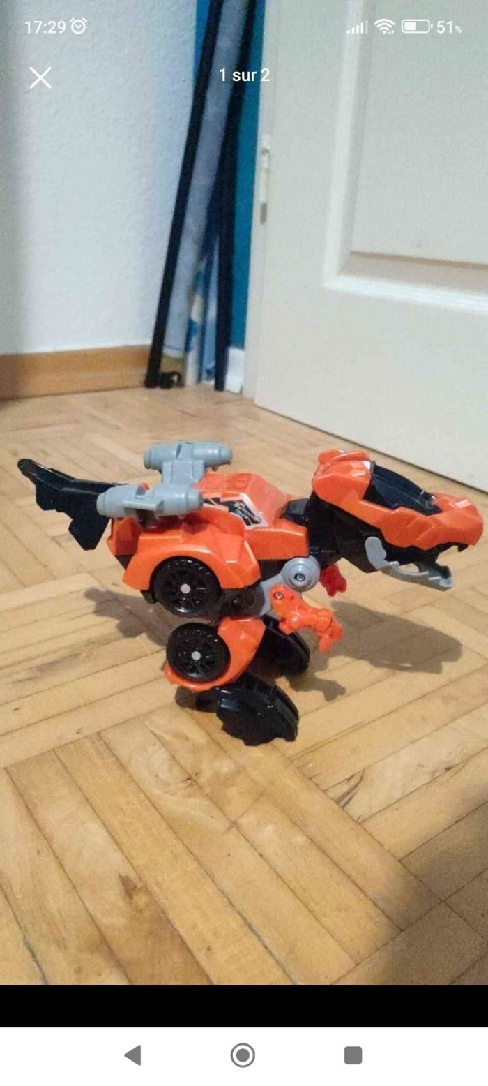 Robot dino-voiture.
