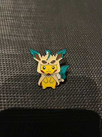 Pin’s Pikachu poncho Phyllali Leafeon Pokémon broche en  très bon état