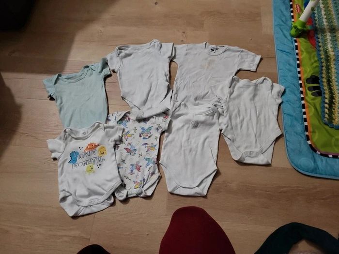Lot de 7 bodies manched courted taille 0-3 mois