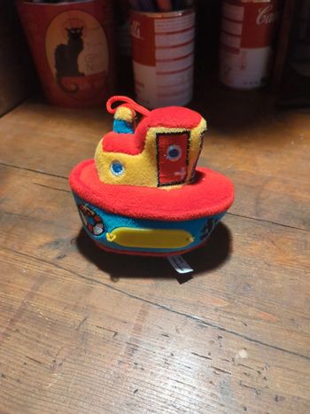 Petit bateau en peluche