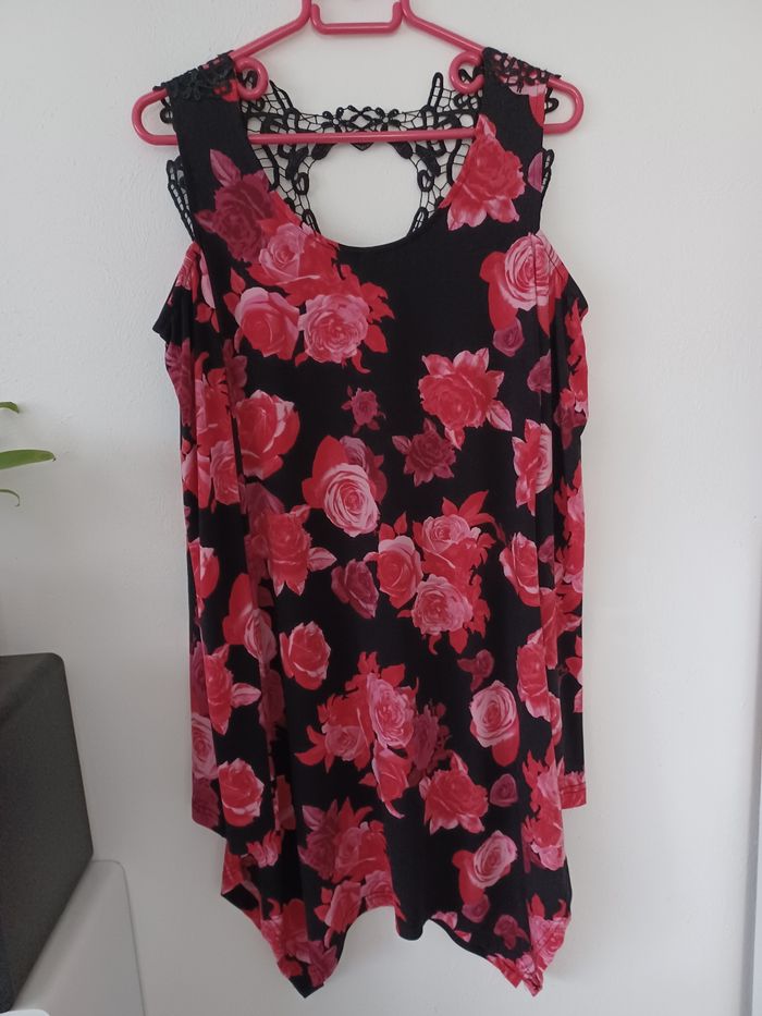 Robe manches longues épaules dénudées Bodyflirt coloris noir et rose taille 40/42 comme neuve.