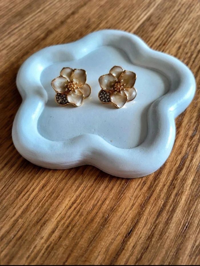 Boucles d’oreilles fleur dorée – effet nacré & strass – bijou élégant chic vintage - photo numéro 4
