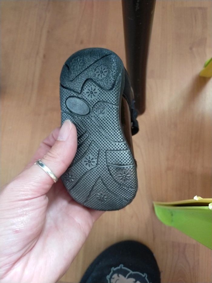 Jolies chaussures vernies taille 20 - photo numéro 9