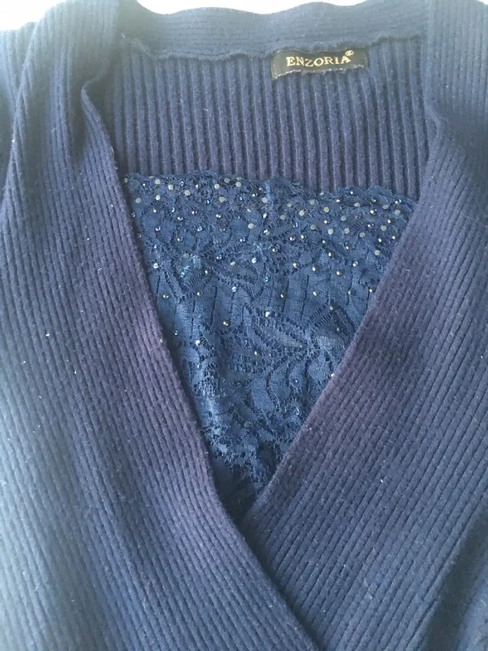 Pull bleu marine décolleté dentelle taille S/M - photo numéro 2