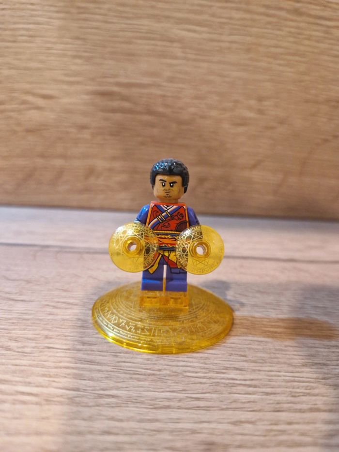 Figurine type lego Wong Dr Strange Marvel
