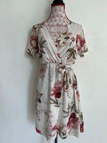 Robe blanche avec motif floraux 