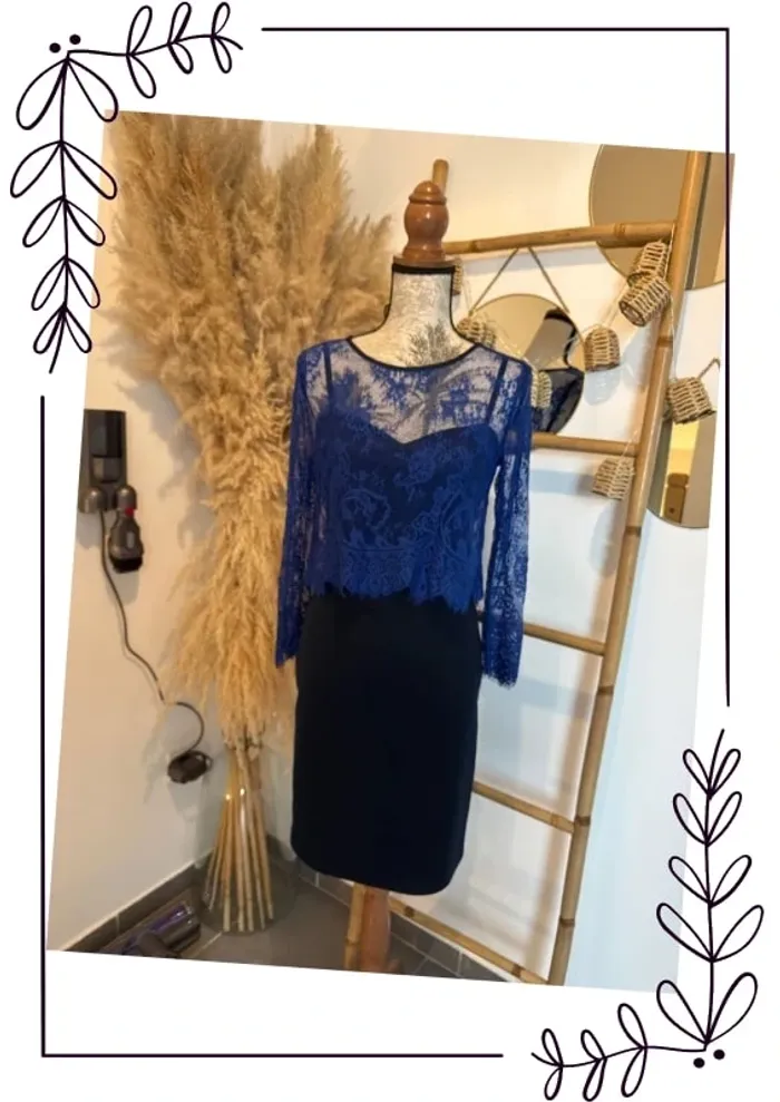 Robe chic bleu avec dentelle