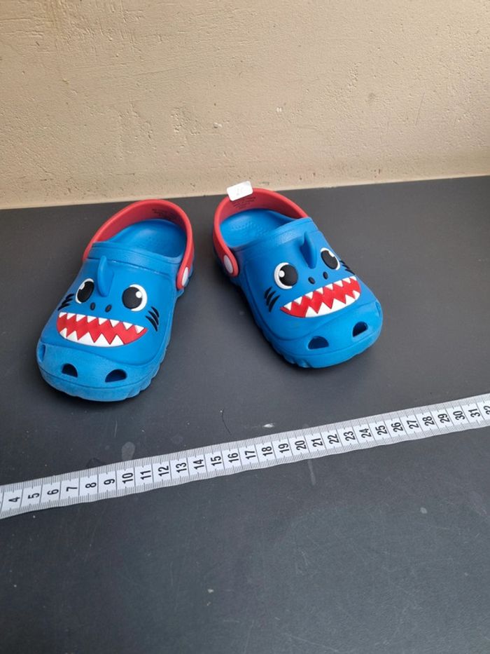 Crocs requins