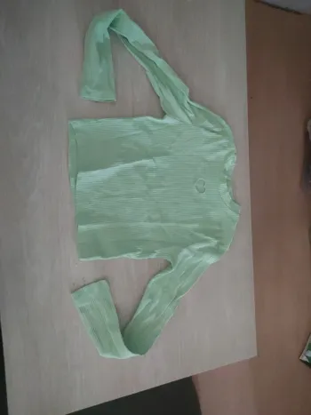 T-shirt vert pomme côtelé manches longues cœur poitrine h&M 10 12 ans