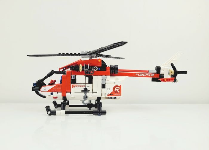 L'hélicoptère de secours Lego Technic - rèf. 42092 - photo numéro 2