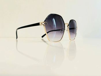 Lunette de soleil femme hexagonale noire et dorée uv protection catégorie 3