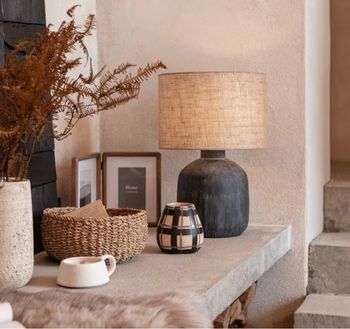 Lampe en céramique noire et abat-jour en jute